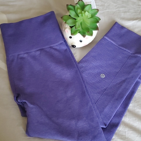 Lululemon In the Flow Crops. 4 - Picture 11 of 11